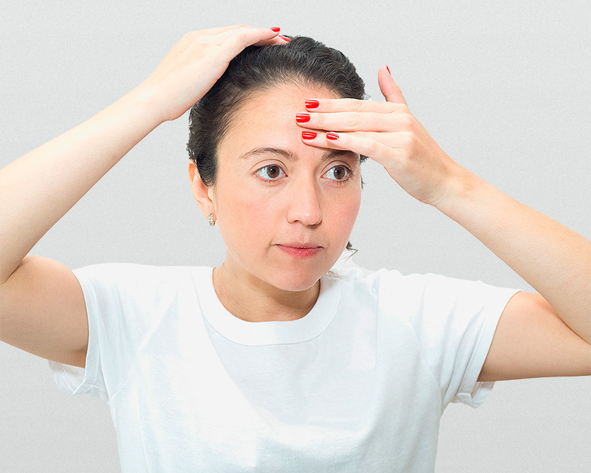 chica utilizando sus dos manos para aplicar tratamiento de Estimulación Neural