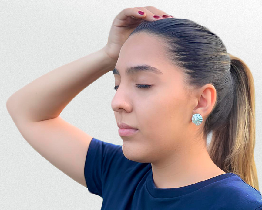 Chica utilizando 1 mano para auto-aplicar el Método LJ